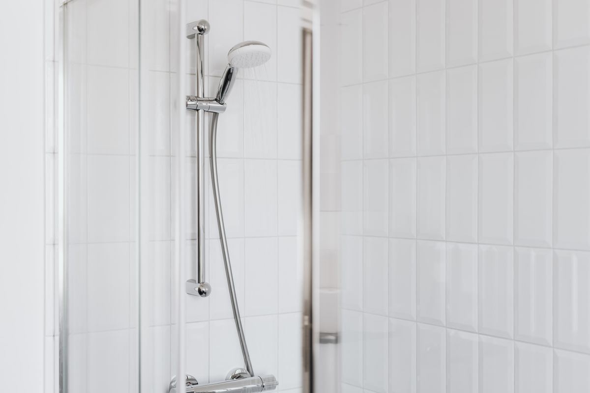 Badezimmer mit Fliesen und Waschtisch