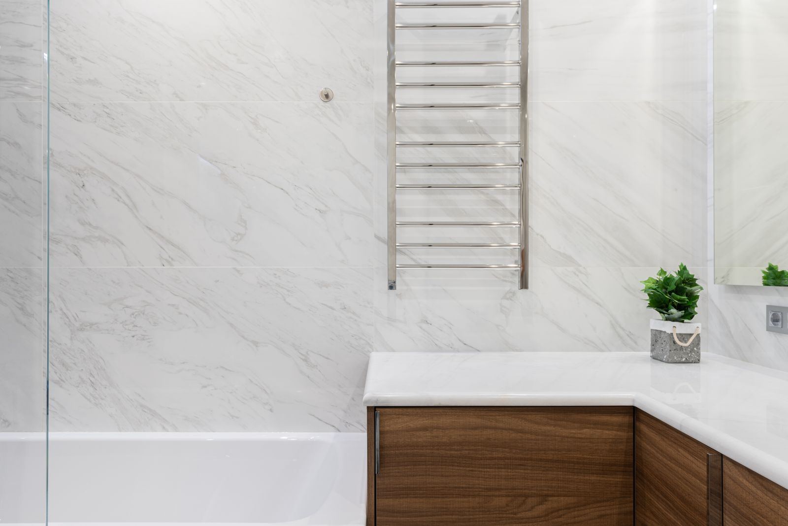 Helles, modernes Badezimmer mit bodengleicher Dusche